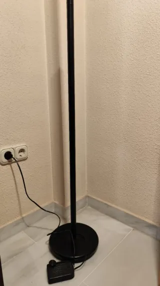 Lámpara de pie moderna negra