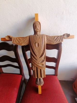 Crucifijo de madera tallada