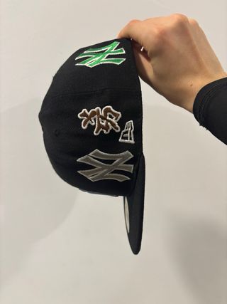 Gorra New Era x Supreme Negra