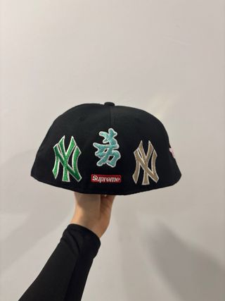 Gorra New Era x Supreme Negra