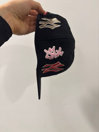 Gorra New Era x Supreme Negra