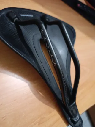 Sillín de carbono 101g Tiene unas pequeñas marcas