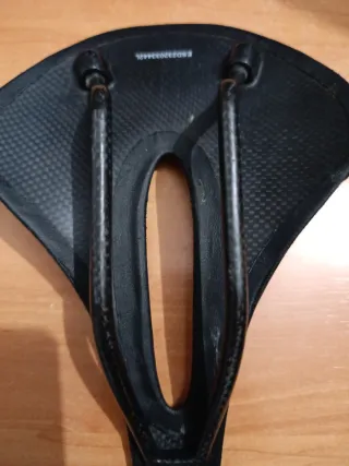 Sillín de carbono 101g Tiene unas pequeñas marcas