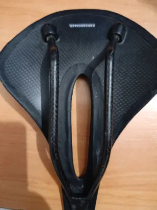 Sillín de carbono 101g Tiene unas pequeñas marcas