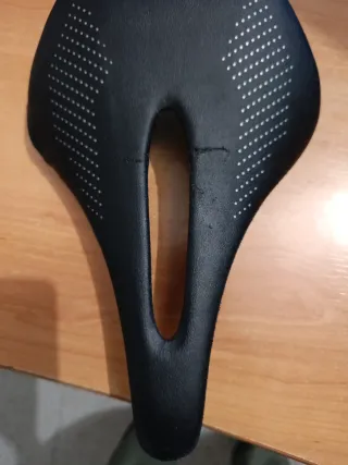 Sillín de carbono 101g Tiene unas pequeñas marcas