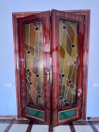 Puerta doble madera vidrieras emplomadas