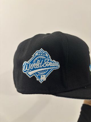 Gorra New Era NY Negra con Flores Azules