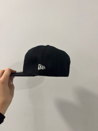 Gorra New Era NY Negra con Flores Azules