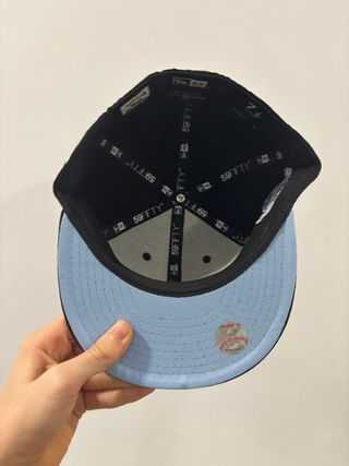 Gorra New Era NY Negra con Flores Azules