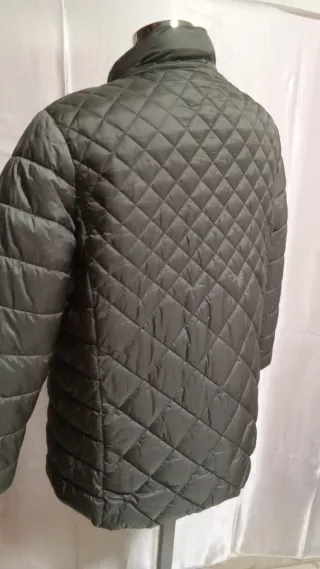 Abrigo acolchado gris.