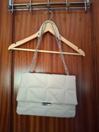 Bolso Stradivarius Beige Acolchado Cadena