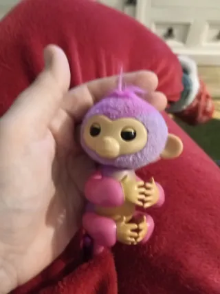Mono Interactivo Fingerlings Bebé Morado
