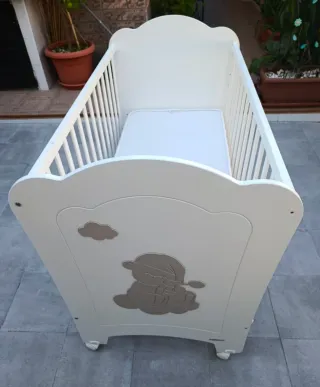 Cuna de bebé blanca con colchón