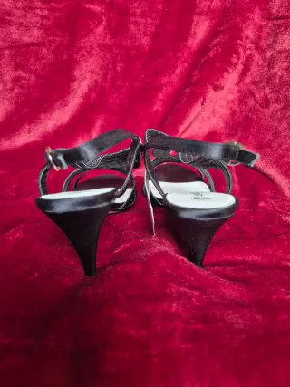 Sandalias de tacón de mujer de raso y de ante