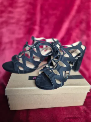 Sandalias de tacón de mujer de raso y de ante