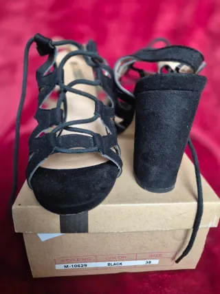 Sandalias de tacón de mujer de raso y de ante