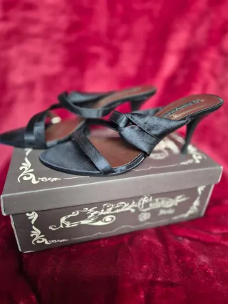 Sandalias de tacón de mujer de raso y de ante