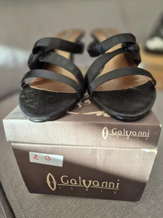 Sandalias de tacón de mujer de raso y de ante