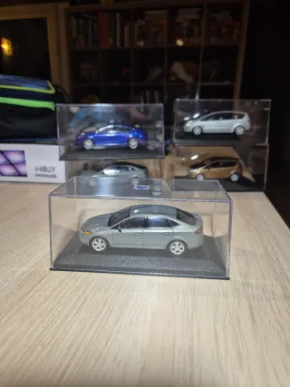 Miniatura Ford Mondeo Gris Minichamps