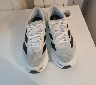 Zapatillas Adidas Blancas y Rojas.