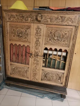Mueble antiguo tallado madera