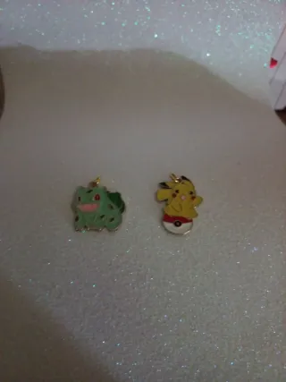 Colgantes Pokémon Bulbasaur y Pikachu