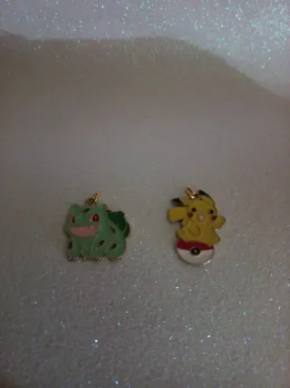Colgantes Pokémon Bulbasaur y Pikachu