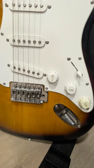 Guitarra Squier Sunburst con Funda y Amplificador