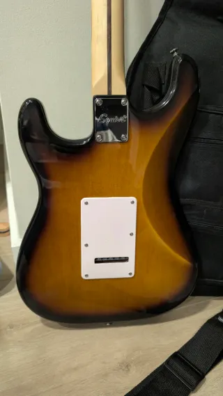 Guitarra Squier Sunburst con Funda y Amplificador