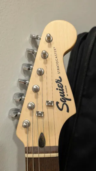 Guitarra Squier Sunburst con Funda y Amplificador