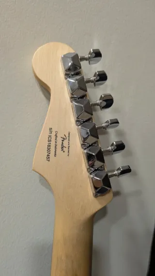 Guitarra Squier Sunburst con Funda y Amplificador