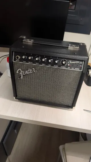 Guitarra Squier Sunburst con Funda y Amplificador