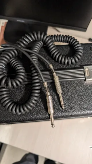 Guitarra Squier Sunburst con Funda y Amplificador