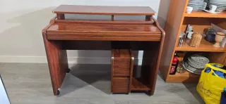 Mesa escritorio de madera con 3 cajones y ruedas