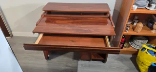 Mesa escritorio de madera con 3 cajones y ruedas