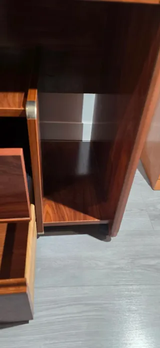 Mesa escritorio de madera con 3 cajones y ruedas