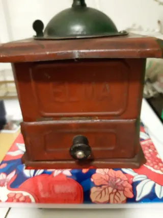 Molinillo de café antiguo de madera