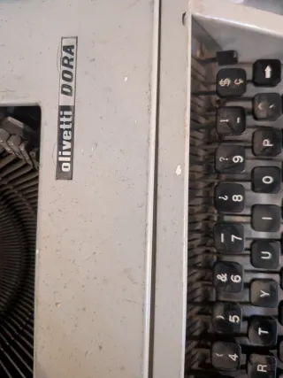 Máquina de escribir Olivetti DORA