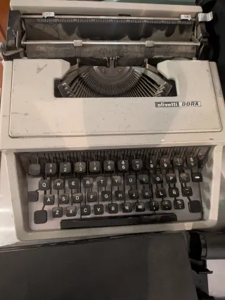 Máquina de escribir Olivetti DORA