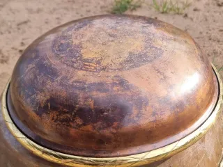 Bandeja antigua de cobre con borde dorado