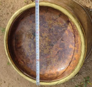 Bandeja antigua de cobre con borde dorado