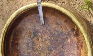 Bandeja antigua de cobre con borde dorado