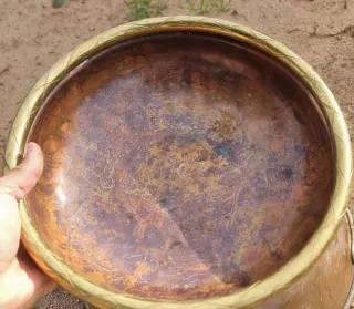 Bandeja antigua de cobre con borde dorado