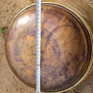 Bandeja antigua de cobre con borde dorado