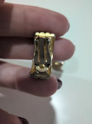 Pendientes dorados vintage con pedrería
