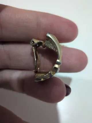 Pendientes dorados vintage con pedrería