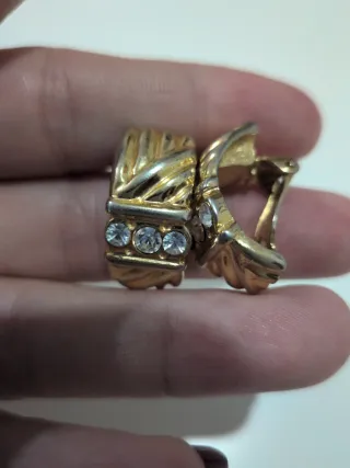 Pendientes dorados vintage con pedrería