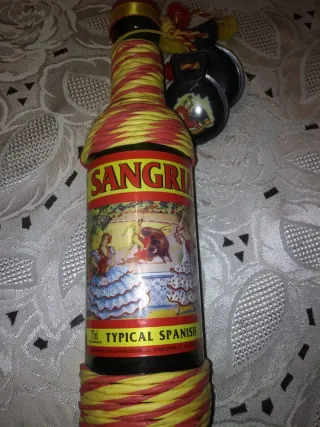 Bottiglia Sangria Vuota da Collezione e nacchere