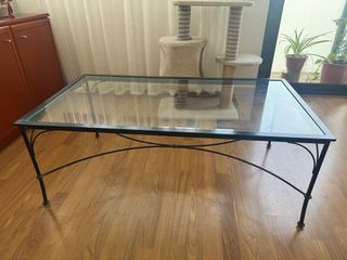 Mesa de centro de cristal y metal negra.