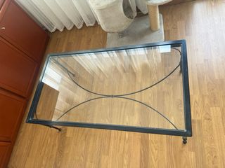 Mesa de centro de cristal y metal negra.